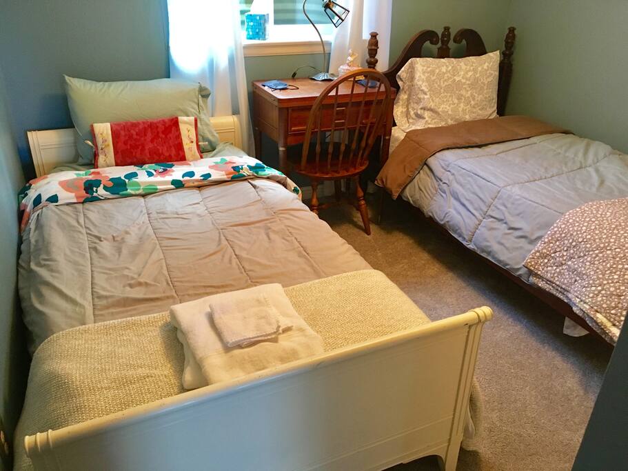 Private room with 2 twin beds