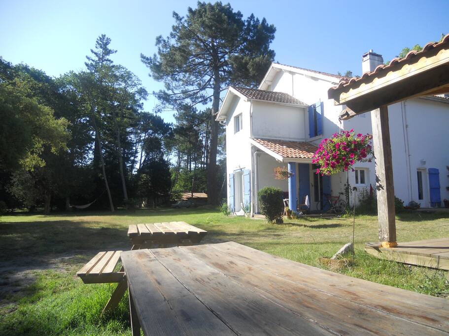 On mange dehors / Breakfast Table