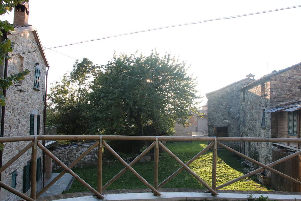 Il cortile esterno a servizio della casa