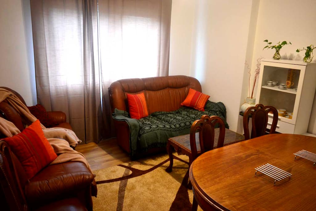 El salón de la casa, con vistas a la avenida de Bueu, es muy luminoso. Ideal para conversar, leer o entretenerse con juegos de mesa.