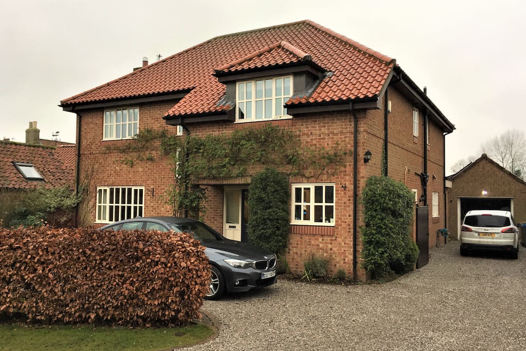 Detached house with off-road parking for 4 cars
