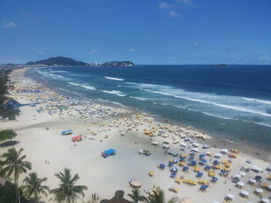 Vista aérea da Praia da Enseada.
6km de praia limpa e areia branca.
Ciclovia excelente!
Calçadão largo, ótimo para caminhadas.
Quiosques, restaurantes, melhores hotéis, comércios.
3 quartos, sendo 1 ampla suíte com cama Box Queen. Apto incrível, próximo à praia, para até 6 pessoas.