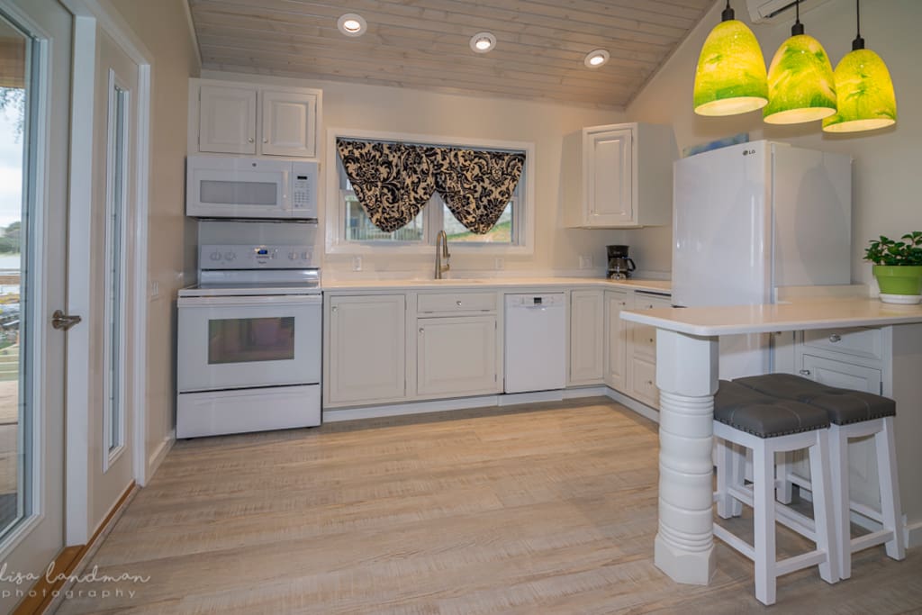 Fully equipped kitchen. Bosch dishwasher, LG refrigerator, Hansgrohe faucet.