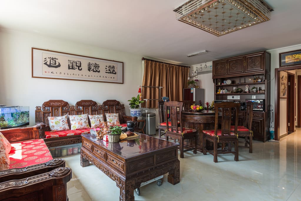 The living room has enough space. You are welcomed to invite a guest or two over for tea and conversation.
家里客厅很大,欢迎您邀请朋友来喝个茶聊聊天。不过轰趴就免了,客厅窗户开了可以和对窗户邻居握手