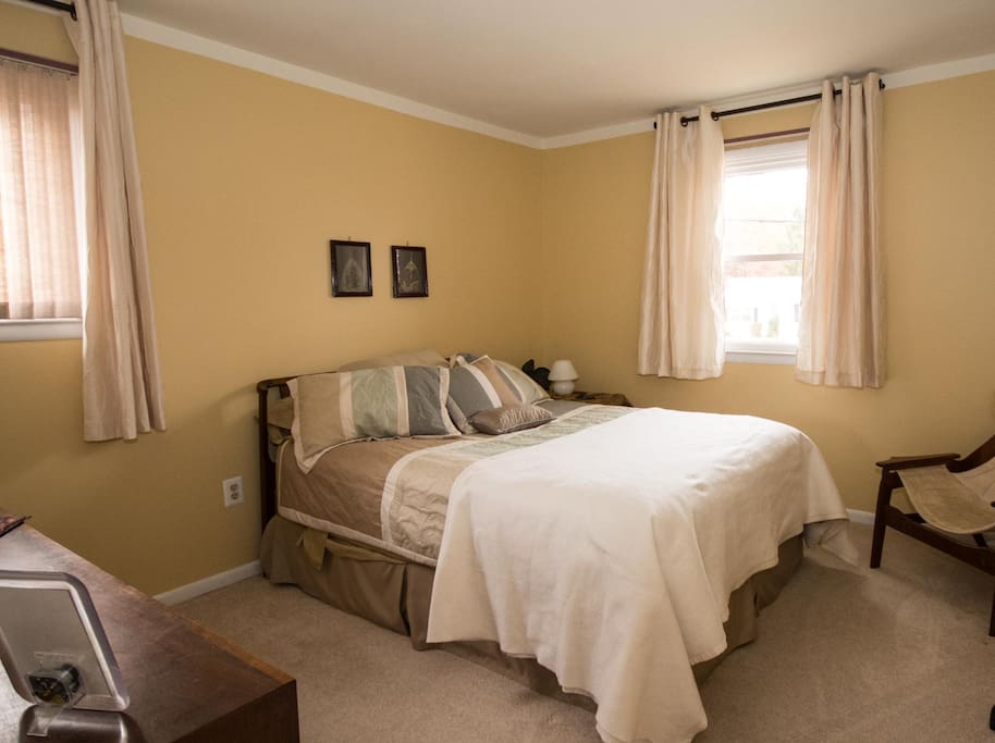 Guest room with queen bed