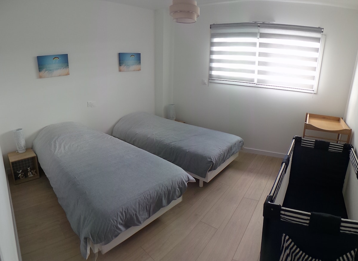 Slaapkamer 4, 2 eenpersoonsbedden indien nodig vind je een babybed en een commode. 