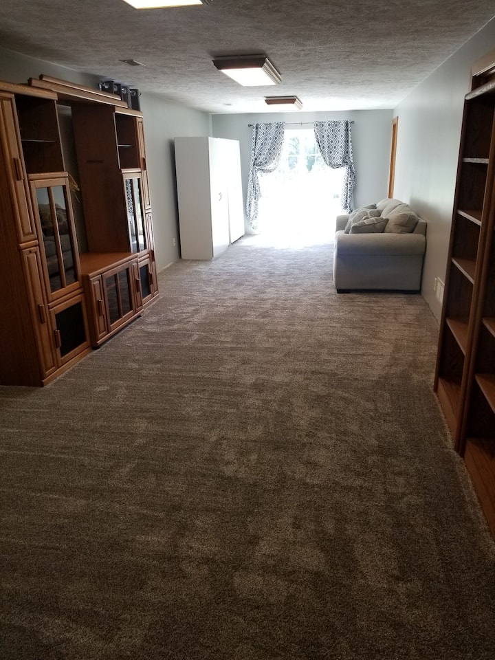 ห้องหลักชั้นใต้ดินพร้อมโซฟาขนาดควีนไซส์/เตียงนอน