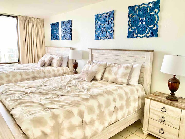 Dva bračna kreveta s posteljinom od pamuka za hlađenje.