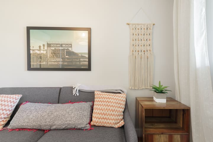 Seven Bedrooms in La Jolla Village gallery image 4