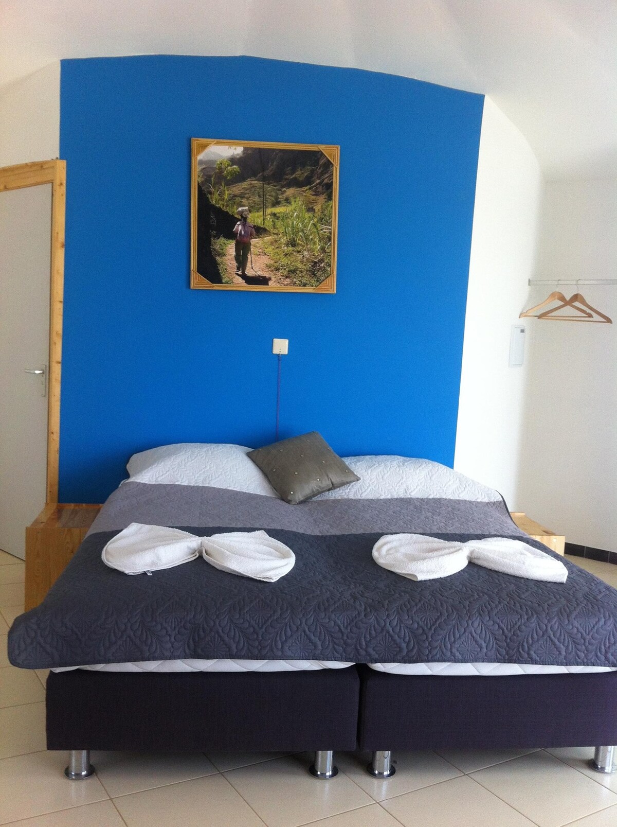 Our spacious and newly build bungalow rooms with box spring beds for extra comfort, clean bathrooms with hot showers and a ocean/mountain view.  