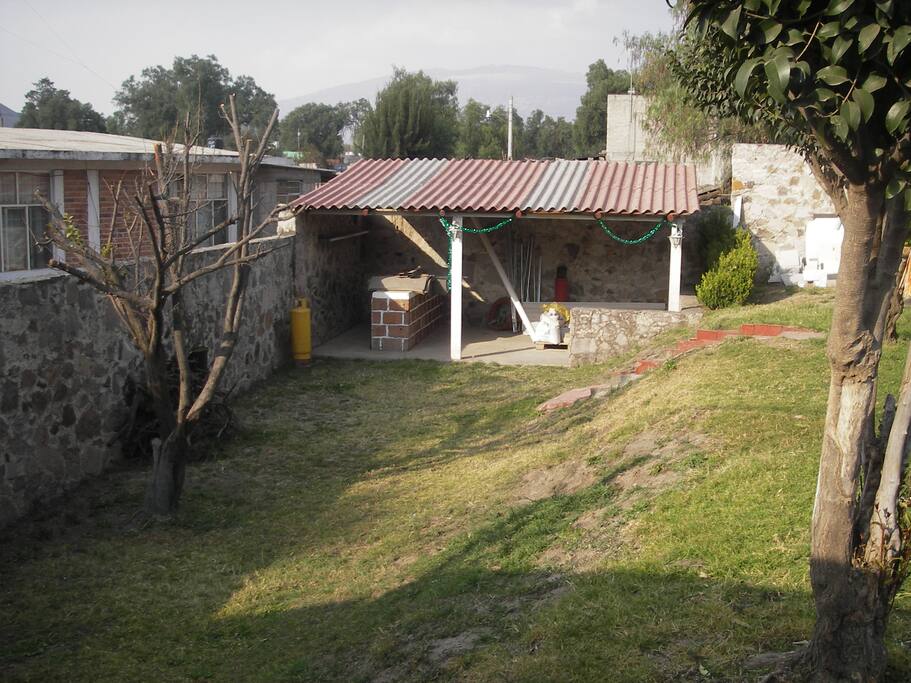 Jardín lateral izquierdo