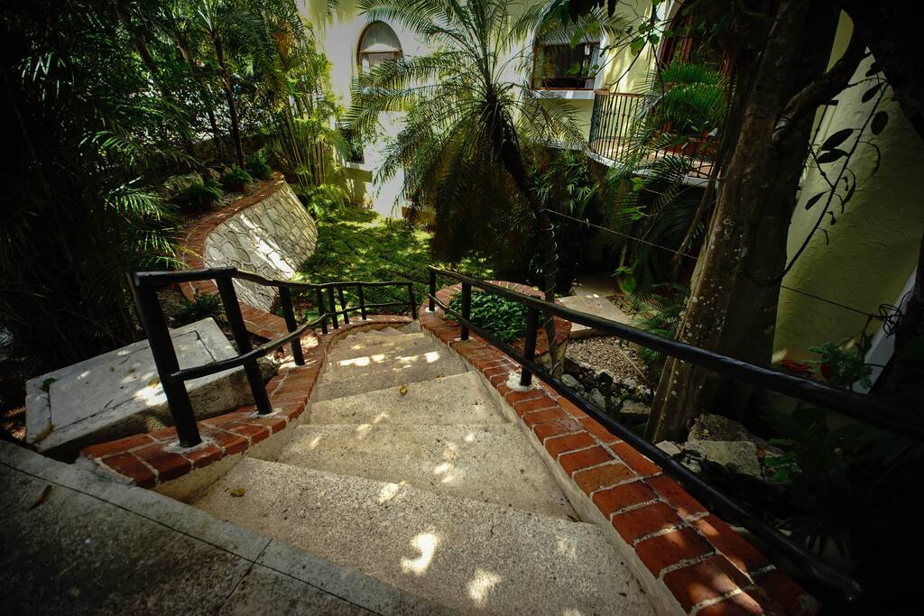 Escaleras y patio