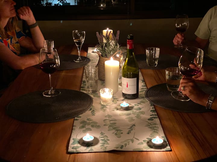 Dîner aux chandelles avec des amis dans la salle à manger.
