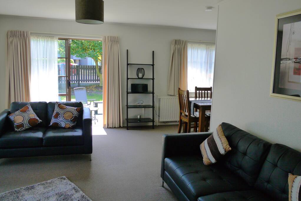 Lounge to front deck