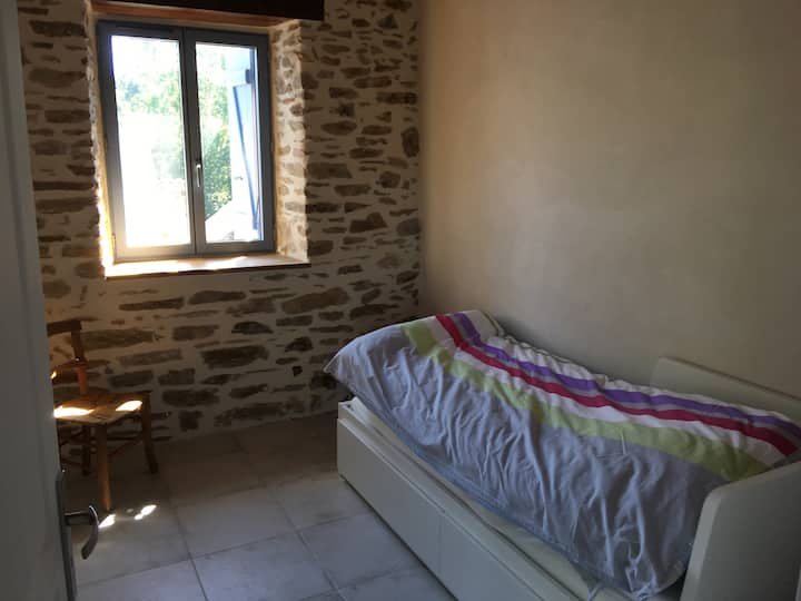 Chambre avec lit 0,80 simple adaptable 1,60  très facilement, lit avec lattes intercalées, même niveau