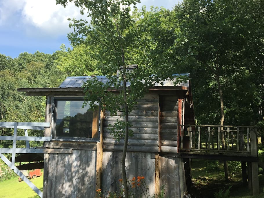 Side view of Covered Bridge Cabin