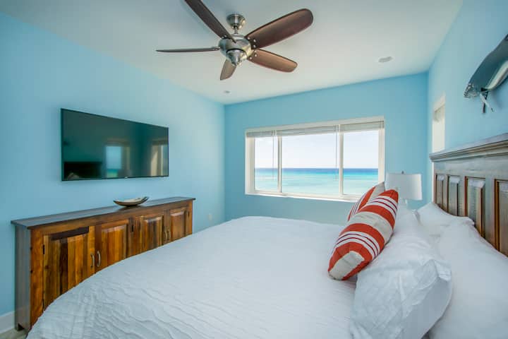 غرفة نوم رئيسية للضيوف بسرير كبير وحمام خاص