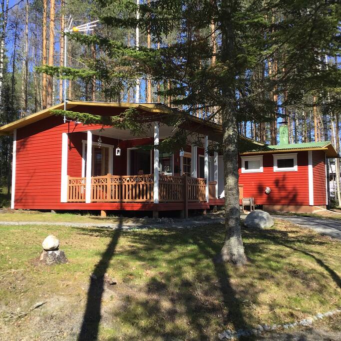 Mökillä on katettu terassi.
