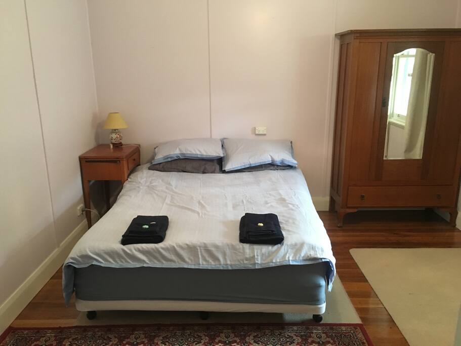 Bedroom 1 queen bed
