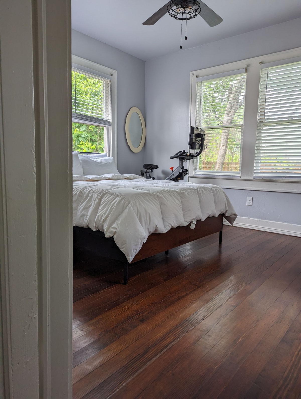 主卧配有标准双人床，配有健身自行车