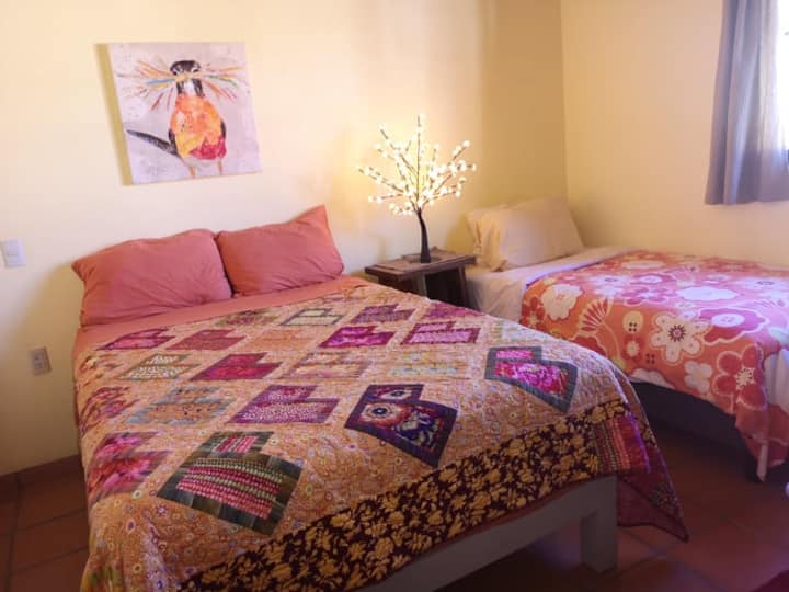 Dormitorio 2 con cama doble e individual.