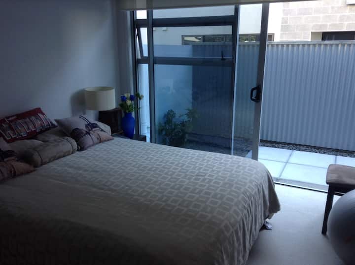 Dormitorio principal, cama tamaño king 