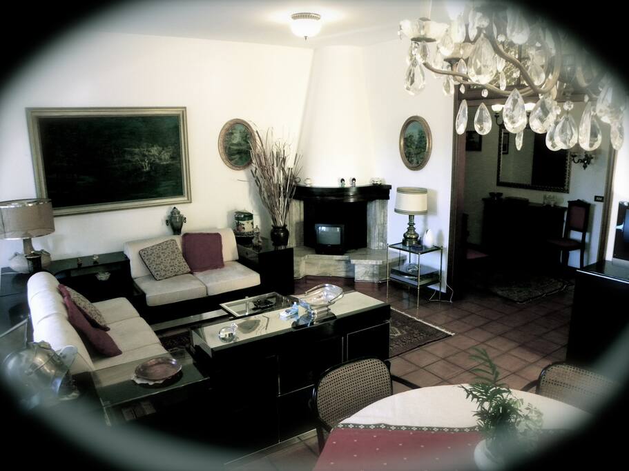 La zona relax con il divano doppio (e i due letti singoli)