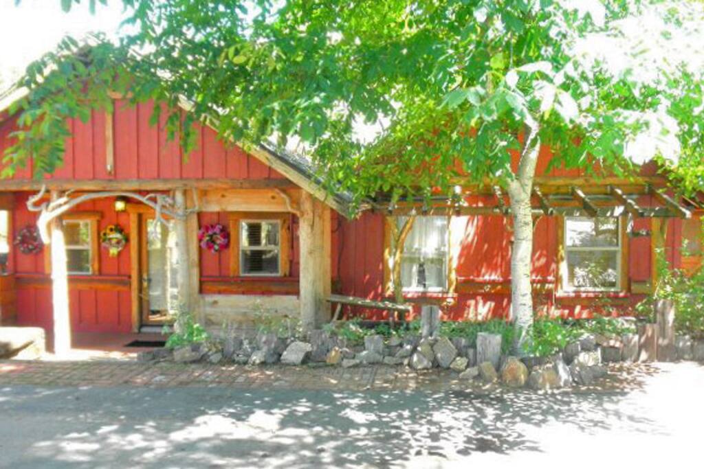 Also ask about our other large cabins #'s 18,33,103,and 102, optional$5 liens and towel fee per bed and optional $29 for the spa, 4 bedrooms and 3 baths 2 masters withbaths, one master has 2 kings, total 3 kings 2 queens and 2 sleeprs