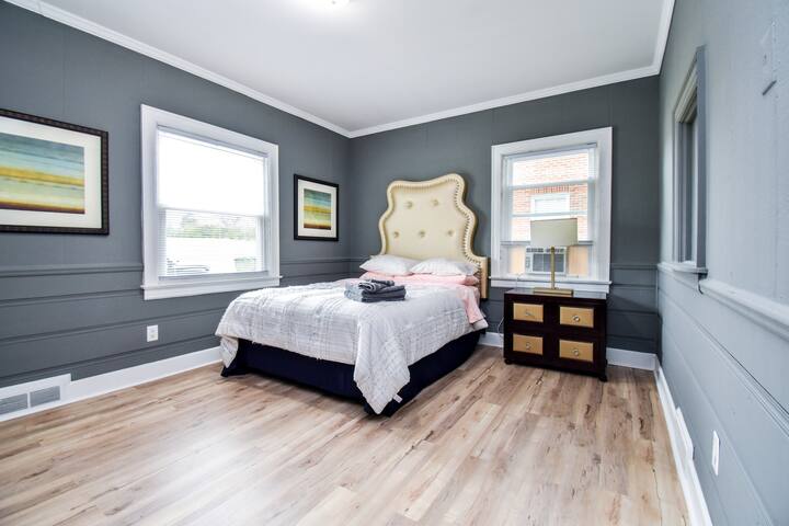 The Grey House Downtown Cozy Very Clean Renovated