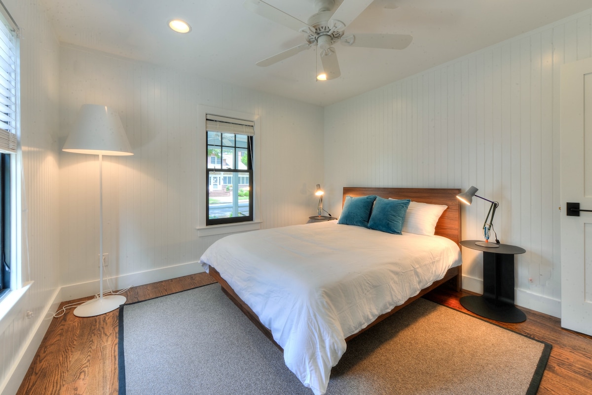 ห้องนอนชั้นแรกพร้อมเตียงควีนไซส์