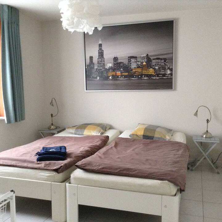 Kamer op de gelijkvloers 
2 x 1 persoonsbed
Lakens en handdoeken kunnen gereserveerd worden aan 25 euro per kamer 