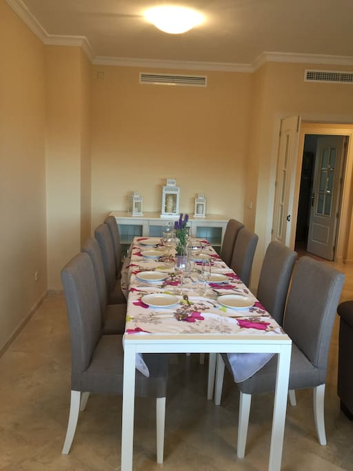 Space for 8 Guests to dine and more