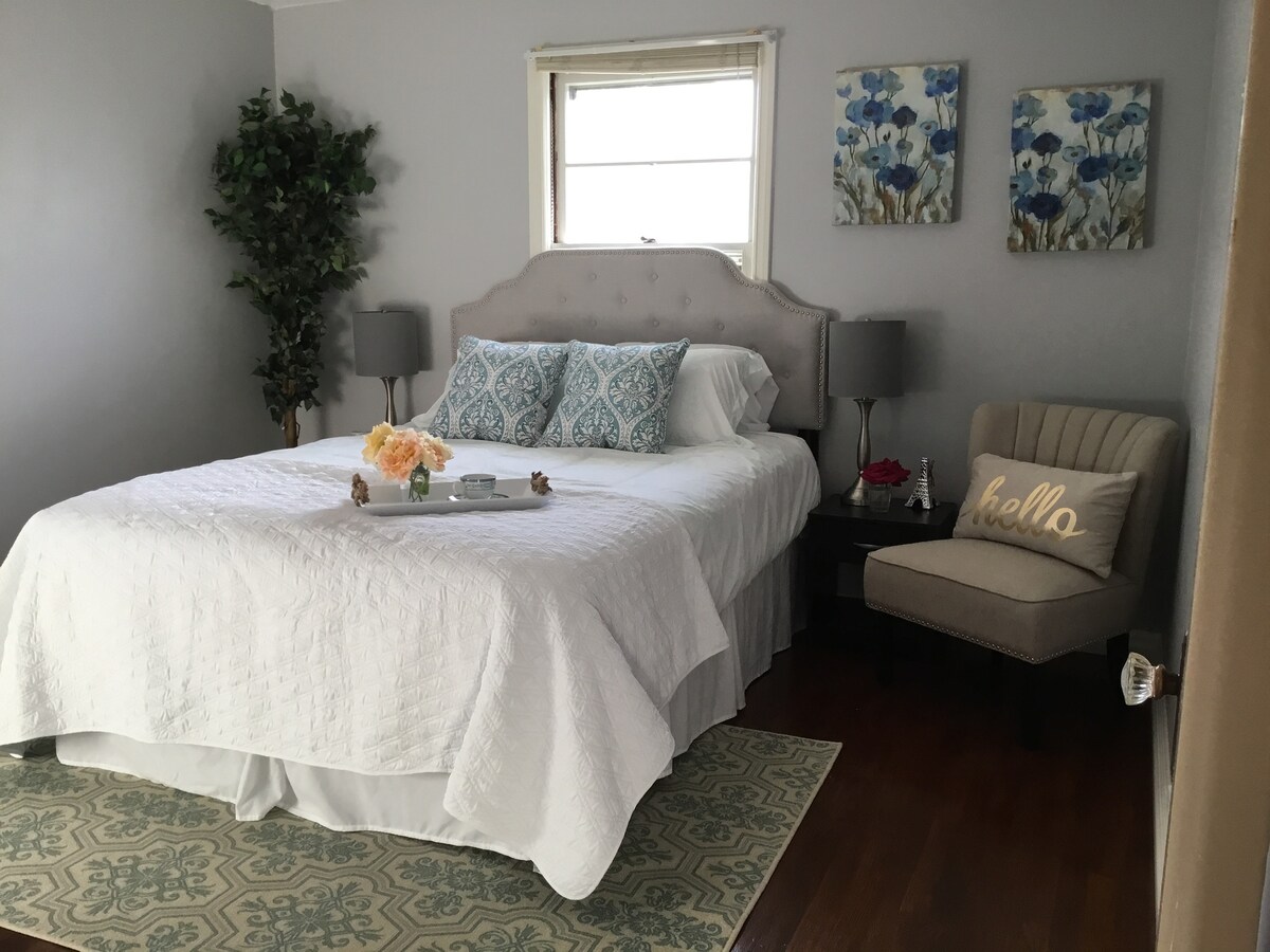 ห้องนอนที่ 2 ตกแต่งใหม่พร้อมที่นอนควีนไซส์ใหม่และผ้าปูที่นอนคุณภาพสูง