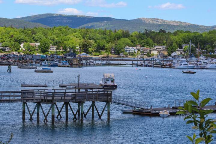 Waterfront studio w/ lovely harbor views - close to hiking, boating & shops!