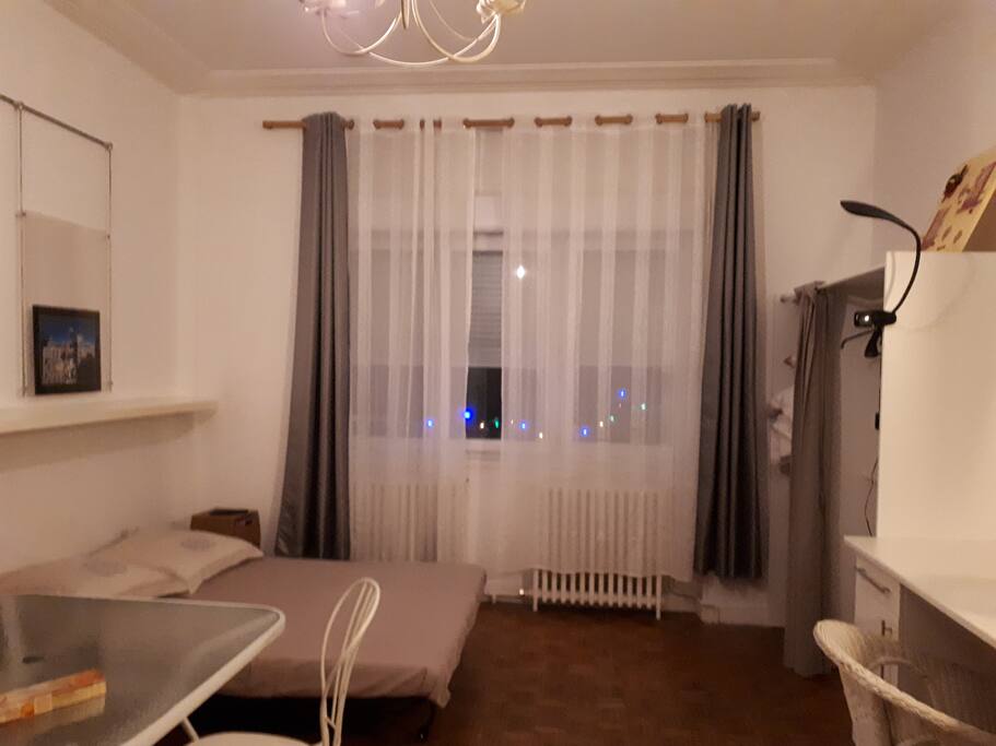 Lit de 140 avec dressing
Fenêtre double vitrage, coté rue
