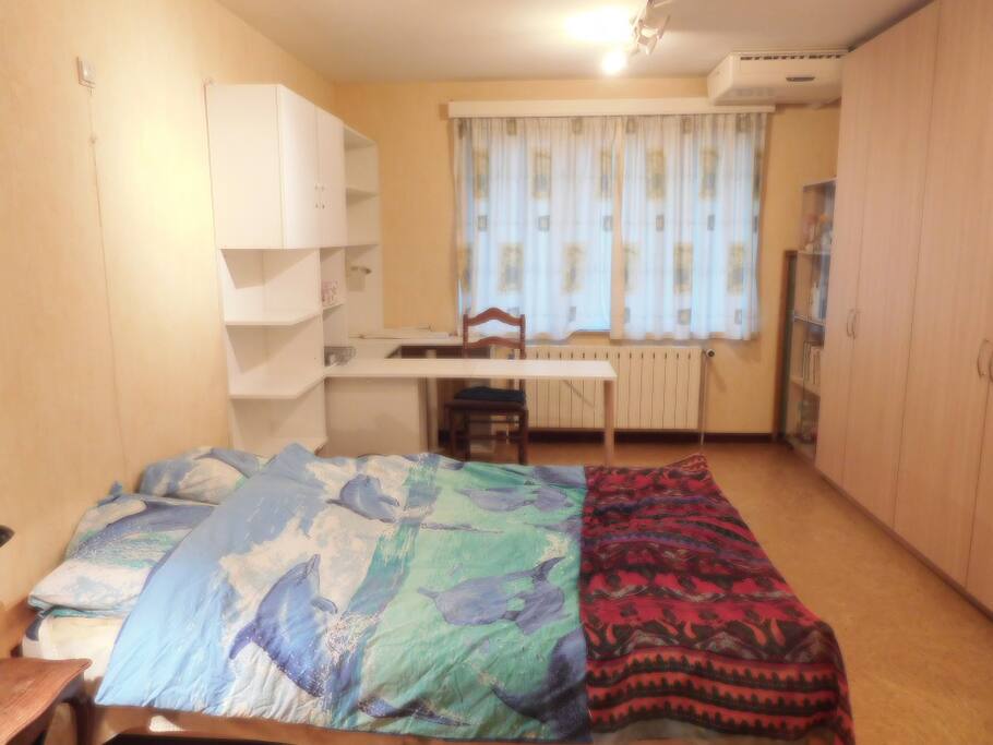 Chambre. Vue de la porte