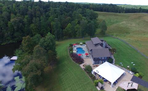 SECLUDED LOG CABIN/POOL/SLEEPS 20  REDRG/CR LAKE