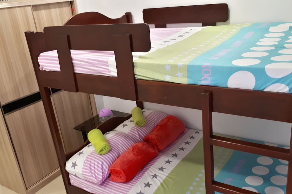 Double-sized bed double deck with single-sized pullout bed