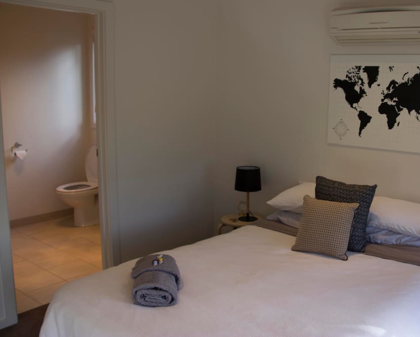 Queen bed, with adjoining en suite.