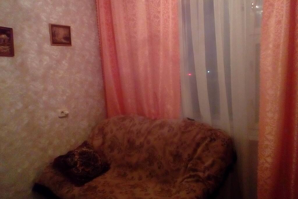 2 местный диван на кухне.
