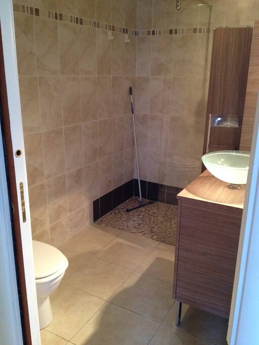 douche à l'italienne, vasque avec meuble et wc