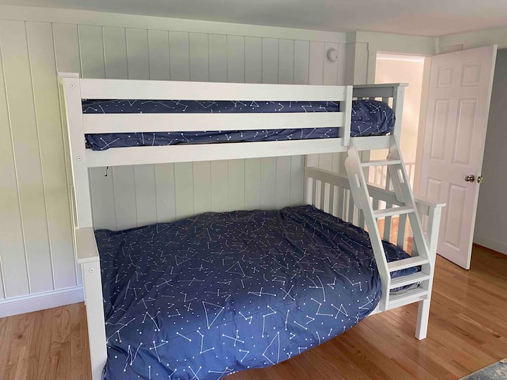 Ორსართულიანი საწოლი -- ორადგილიანი ქვედა ნაწილში, ორადგილიანი ზედა ნაწილში.