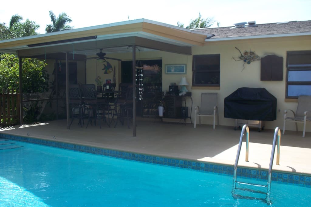 Pool area & Lanai w/ Tv and BBQ grill for Living the Florida Lifestyle Outdoors