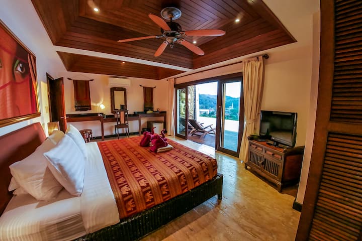 Dormitorio 2 con cama tamaño king frente a la piscina infinita de abajo.