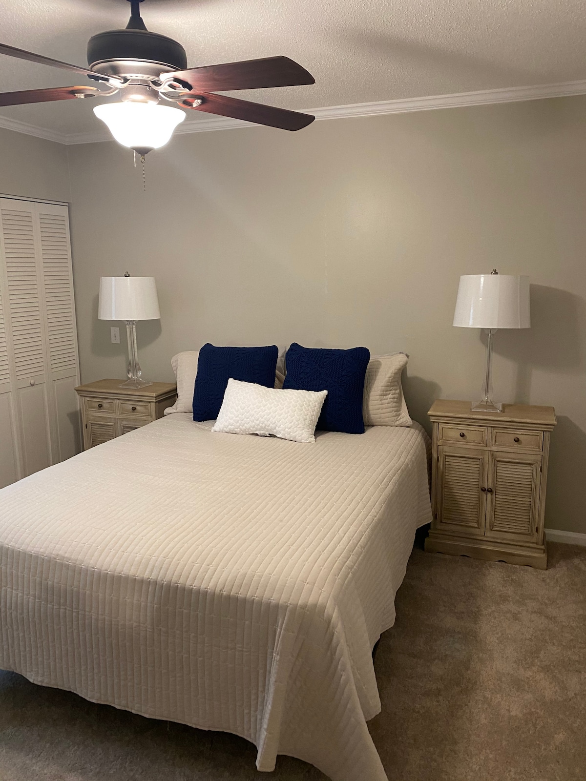 เตียงควีนไซส์ห้องนอนแรก