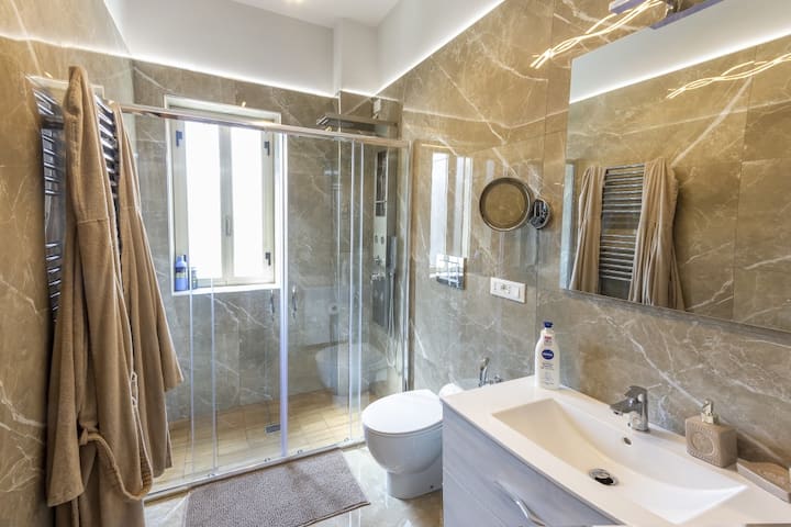 Modern Home! 2 Min Walk to Beach! Sleeps 6!
