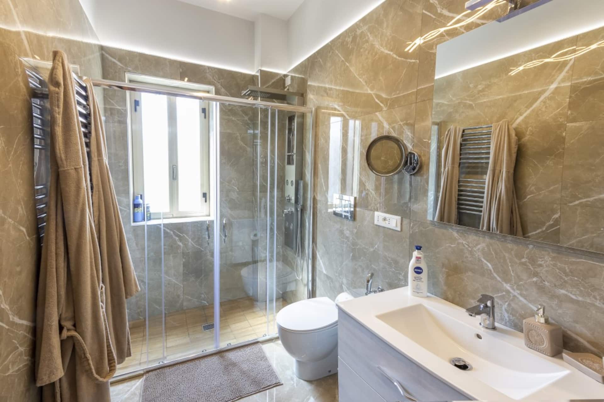 Modern Home! 2 Min Walk to Beach! Sleeps 6!