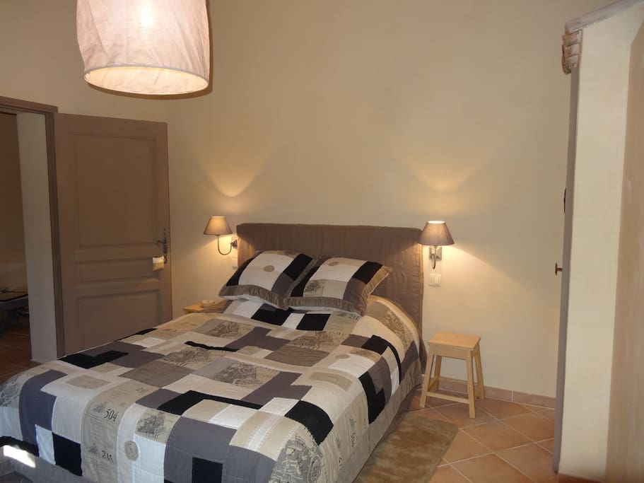Chambre climatisée aux couleurs chaudes et douces