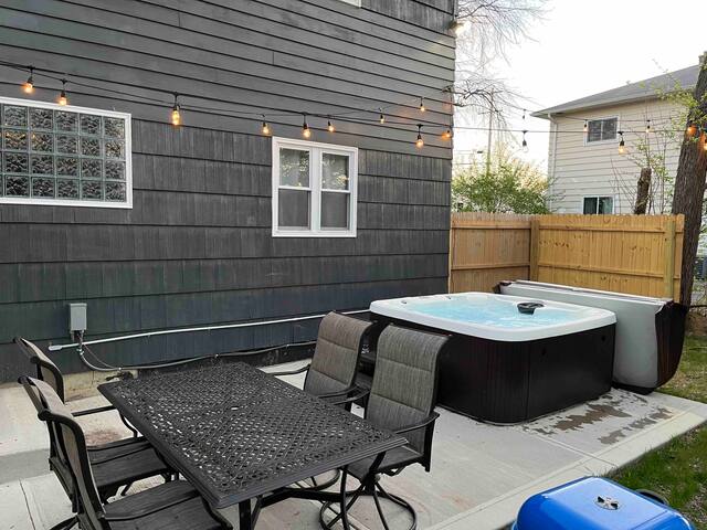 Lite & Bright 4 Bed | Hot Tub| Yard | Priv Parking gallery image 3