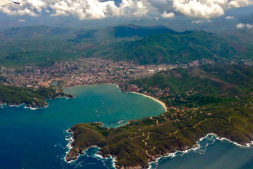 We will meet you at your arrival in Zihua and drive you to your home away from home.
Te recibimos cuando llegan a Zihua y te llevamos a su casa